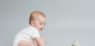 Najlepsze zabawki dla niemowląt, które uczą myślenia przyczynowo-skutkowego