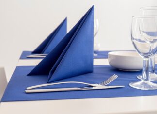 Czy pod korę trzeba dawać włókninę?